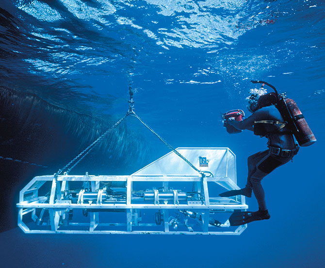 enlargeable photo of a diver with an underwater camera